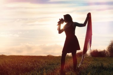 Parkta bir yürüyüş üzerinde şapkalı bir kız. Bir kızla bir sepet yürüyüş