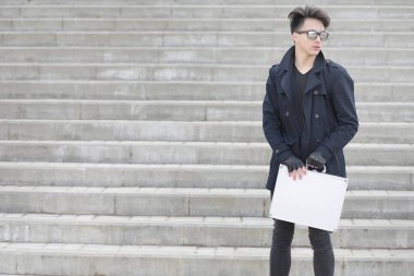 Metal bir bavulun içinde şehrin Asya adam. Asya ve gümüş ca