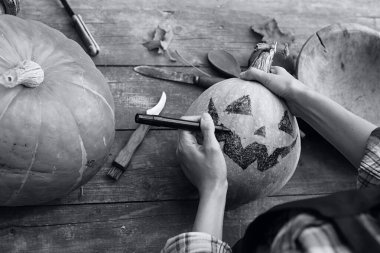 Kafası kabaktan oyulmuş.