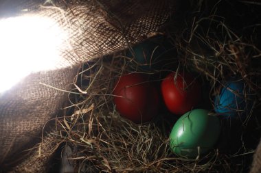 Çuval bezi üzerinde Yumurta Boyalı Paskalya