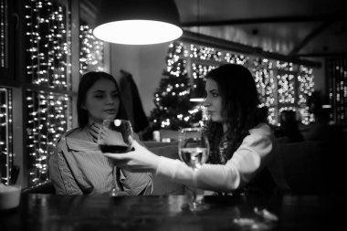 Bir kafede akşam kız 