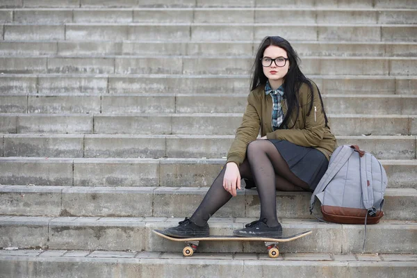 Ein junges Hipster-Mädchen fährt Skateboard. Mädchen Freundinnen f — Stockfoto