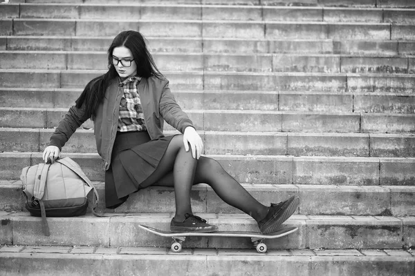 Uma jovem hipster está montando um skate. Meninas namoradas f — Fotografia de Stock