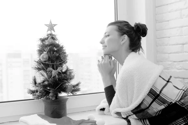 Chica en la ventana en blanco y negro — Foto de Stock