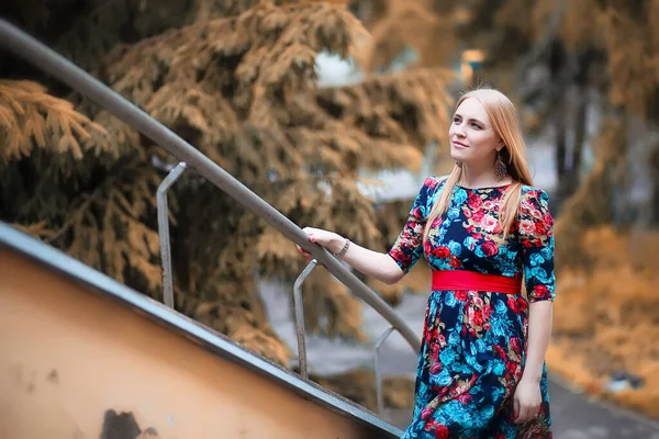 Girl in the street with an umbrella — Stock Photo, Image