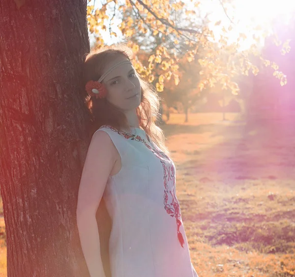 En flicka på en promenad i en park. Unga rödhårig flicka våren — Stockfoto
