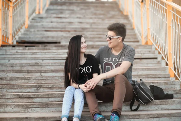 젊은 커플가 공원 산책에 — 스톡 사진