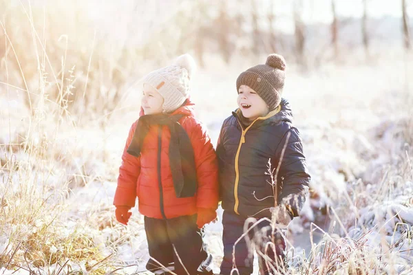 Crianças Bonitos Roupas Quentes Jogando Parque Inverno — Fotografia de Stock