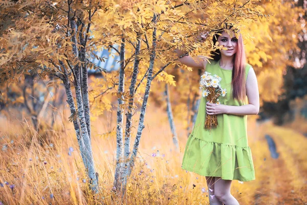 Belle fille avec un bouquet en automne — Photo