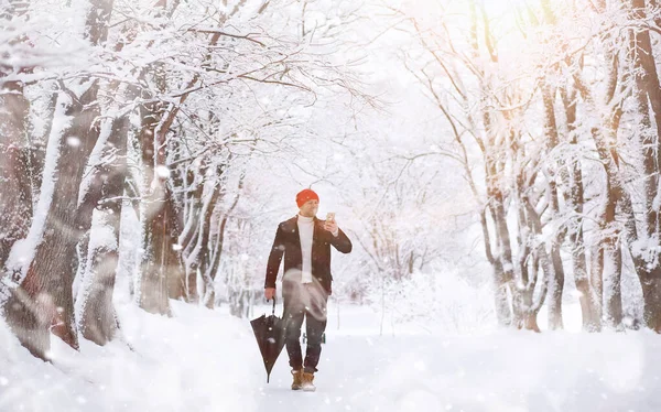 一个人在公园里散步。 在冬季雪地里的年轻人a — 图库照片