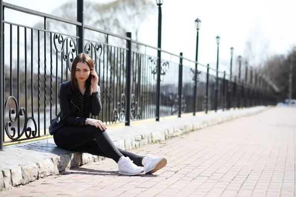 Chica en un paseo por la ciudad de primavera — Foto de Stock