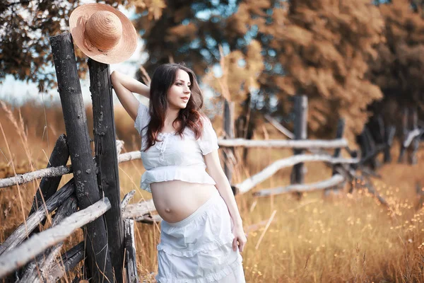 Gravid Kvinna Naturen För Promenad Hösten — Stockfoto