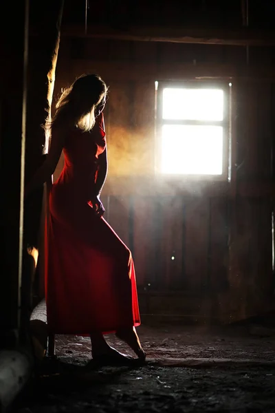 Silueta krásná dívka v červených šatech — Stock fotografie