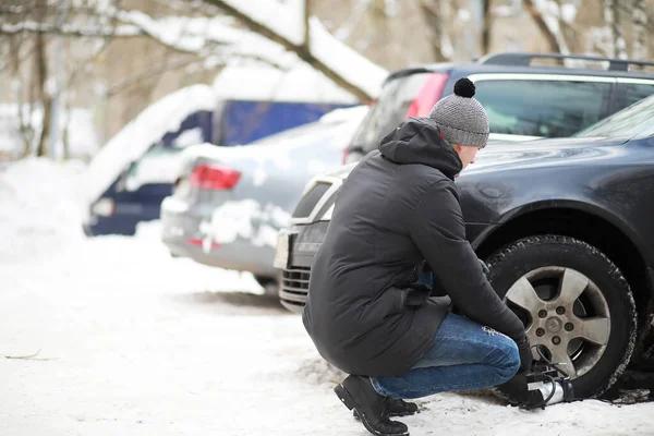 Man Pumping Wheel Car Winter Day — Stock Photo, Image