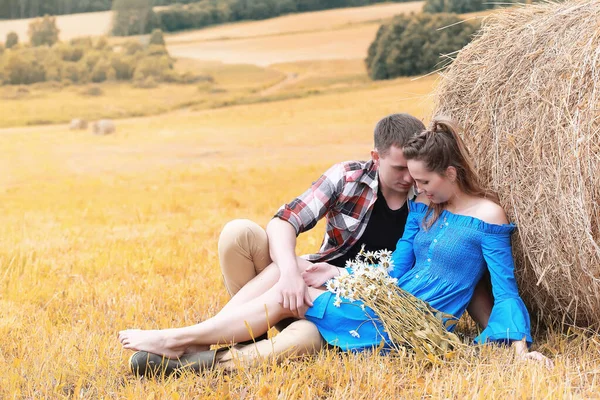 Couple en promenade dans les champs de campagne — Photo