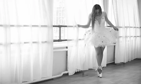 Jeune danseuse de ballet en échauffement. La ballerine se prépare à — Photo