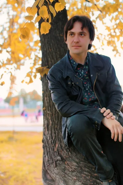 Genç çift parkta buluşuyor.