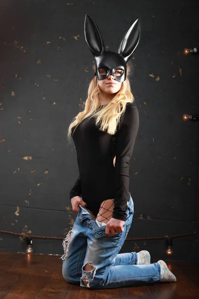 Siyah bir maske bir kız — Stok fotoğraf