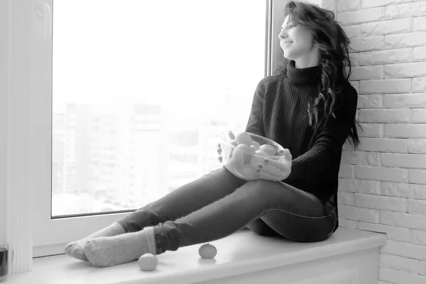 Chica en la ventana en blanco y negro — Foto de Stock