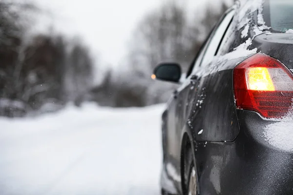 The car stands on a snow-covered road — Stock Photo, Image