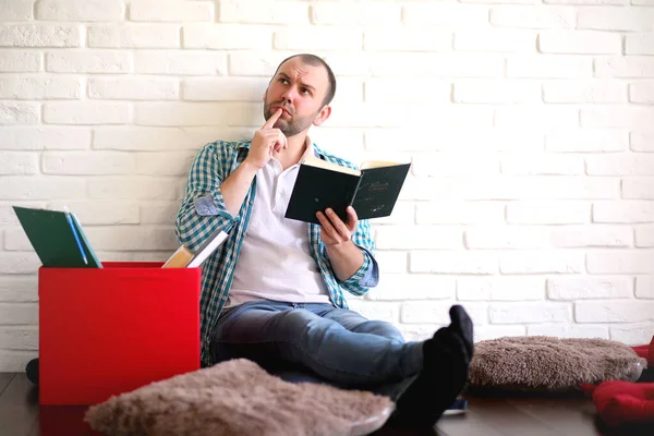 Jeune étudiant dans la salle de lecture — Photo