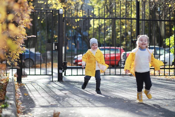 Kinder spazieren im Herbstpark — Stockfoto