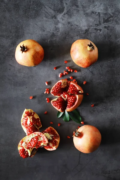 Masanın üzerinde olgun nar taneleri var. Nar suyu..