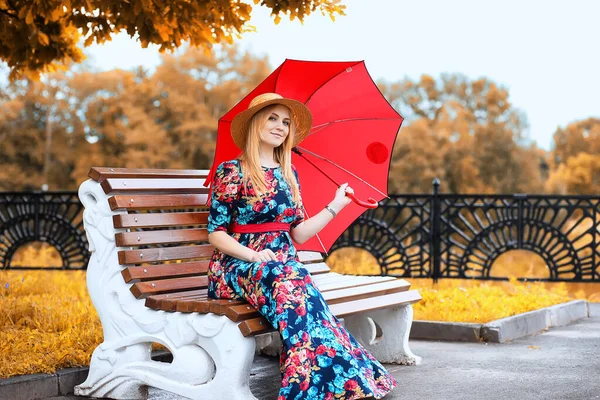 우산으로 거리에 있는 여자 — 스톡 사진