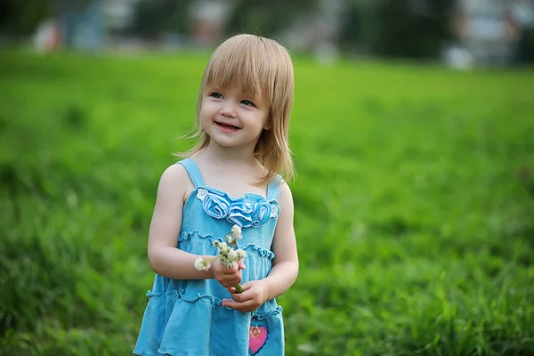 Милая Маленькая Девочка Играет Парке — стоковое фото