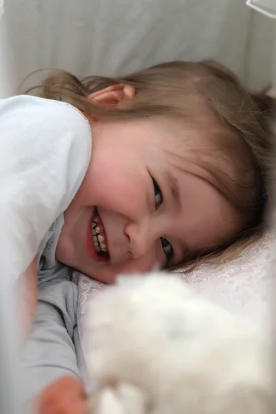 A kislány abban rejlik, hogy ágy a párna — Stock Fotó