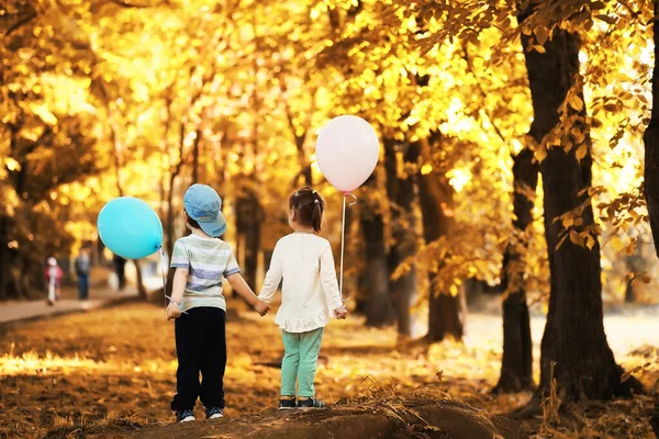 Los niños pequeños están caminando en un parque — Foto de Stock