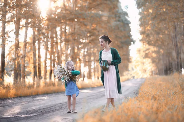 Mother with daughter walking on a road — Stock Photo, Image