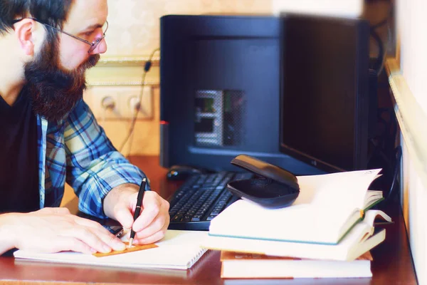 Pisać pióro komputera mężczyzna praca — Zdjęcie stockowe