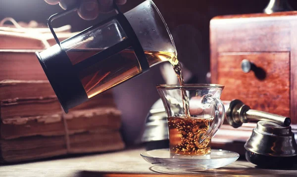 Preparar té en una mesa de madera — Foto de Stock