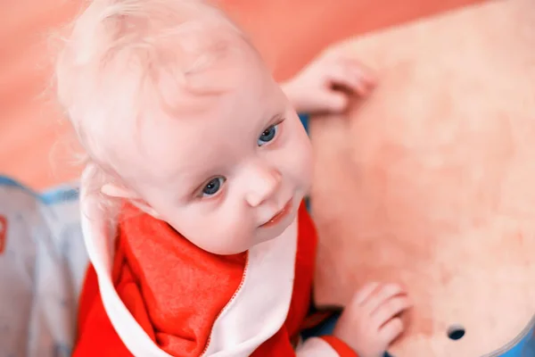 Retrato de un niño rubio con ojos azules — Foto de Stock