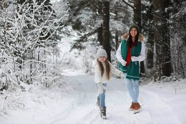 젊은 가족을 위한 산책. 엄마와 딸은 와인을 타고 걷고 있습니다 — 스톡 사진