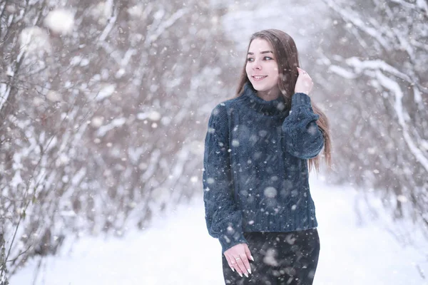 Κορίτσι σε χειμερινό πάρκο σε χιονόπτωση — Φωτογραφία Αρχείου