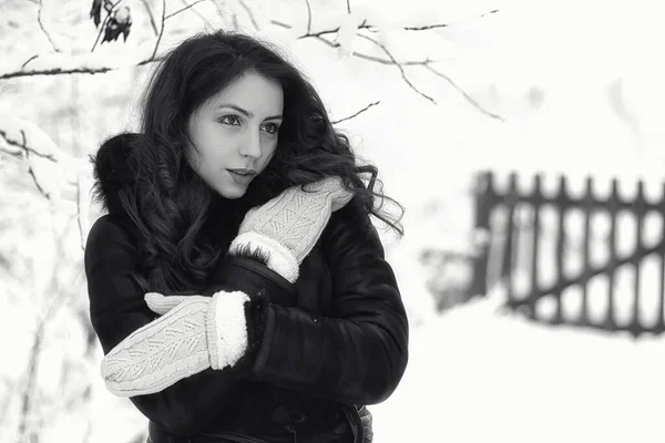 Krásná dívka v zimě zasněžené monochromatický — Stock fotografie