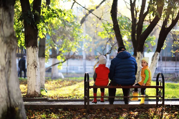 Los niños caminan en el parque de otoño —  Fotos de Stock