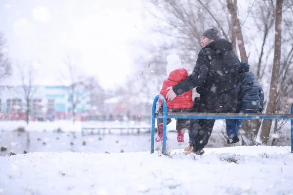 Çocuklar parkta ilk kar yürümek