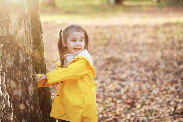 Kinderen lopen in de herfst Park — Stockfoto