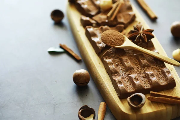 Una barra de chocolate con leche sobre la mesa. Chocolate con nueces y ci — Foto de Stock