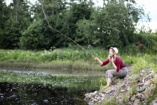 Дівчина біля річки з вудкою — стокове фото
