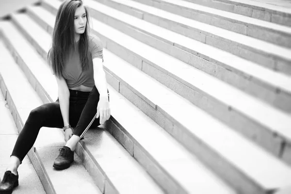 Una ragazza posa sui gradini di un edificio — Foto Stock