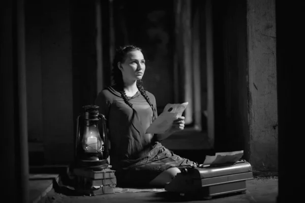 Chica retro en la vieja casa leyendo libros — Foto de Stock