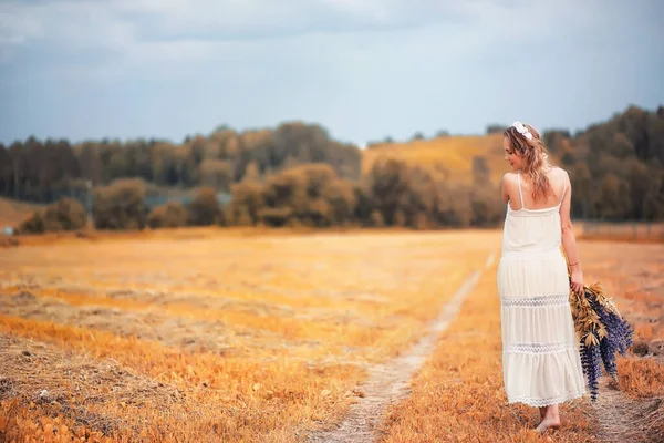 Bir buket çiçek Güz kızla — Stok fotoğraf