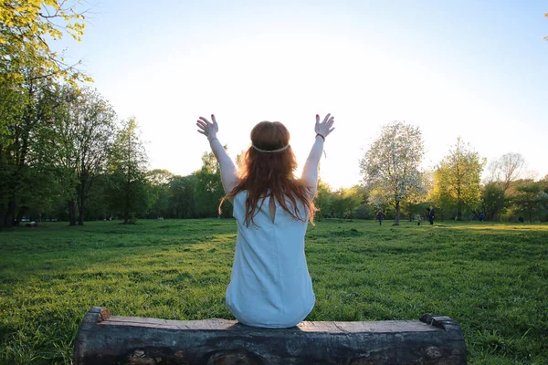 秋の公園での散歩の女の子。赤毛の少女で、 — ストック写真