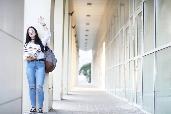 Студентка на улице с книгами — стоковое фото