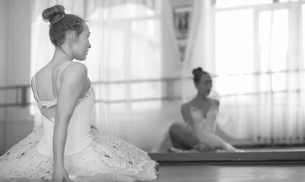 Jovem dançarina de balé em um aquecimento. A bailarina está se preparando para — Fotografia de Stock