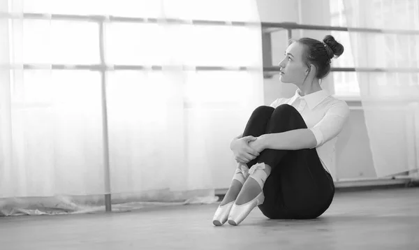 Jovem dançarina de balé em um aquecimento. A bailarina está se preparando para — Fotografia de Stock